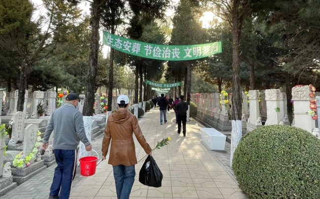 北京各陵园迎祭扫高峰  非预约市民可实名登记入园