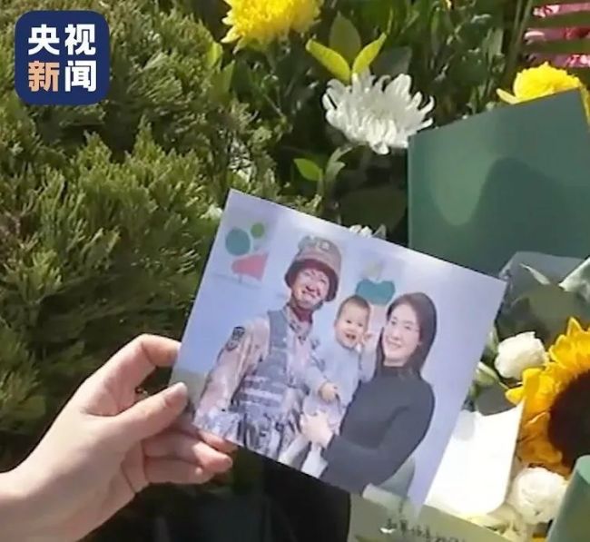 陈红军烈士墓前这张“全家福”，看哭了