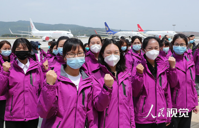 2022年4月4日，昆明市，由203名队员组成的首批支援上海抗疫的云南省援沪医疗队在昆明长水机场出征。云南省援沪医疗队队员怀着坚定的决心和必胜的信念踏上行程。
