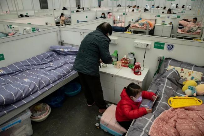 新增无症状感染者超1.6万 上海最大方舱医院家长可陪患儿隔离