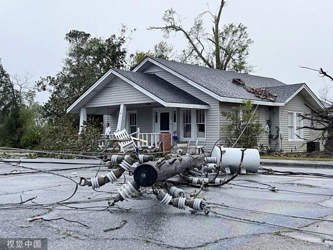 美国佐治亚州遭遇风暴袭击 房屋倒塌电线折断