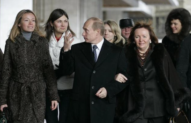美方宣布将制裁普京女儿 还有俄外长拉夫罗夫妻女