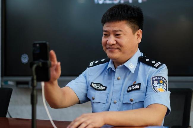 反诈民警老陈辞职：捐出巨额直播打赏，将专心公益事业