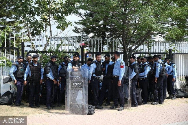 当地时间2022年4月9日，巴基斯坦首都伊斯兰堡，警察在国民议会外站岗。