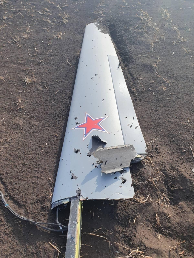 乌克兰击落俄军新型"猎户座"无人机 残骸照片曝光