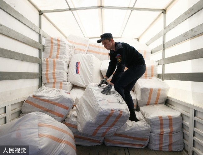 俄罗斯紧急情况部向卢甘斯克地区运送物资
