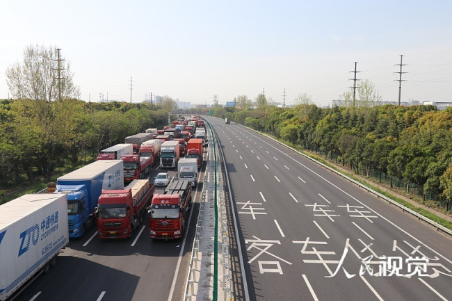 2022年4月9日，江苏无锡，G42沪宁高速无锡段，南京往上海方向车辆通行受阻，大货车排起了长龙。