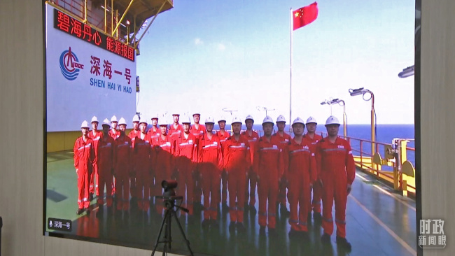 △当天，与习近平视频连线的“深海一号”作业平台前方工作人员。（总台央视记者段德文拍摄）