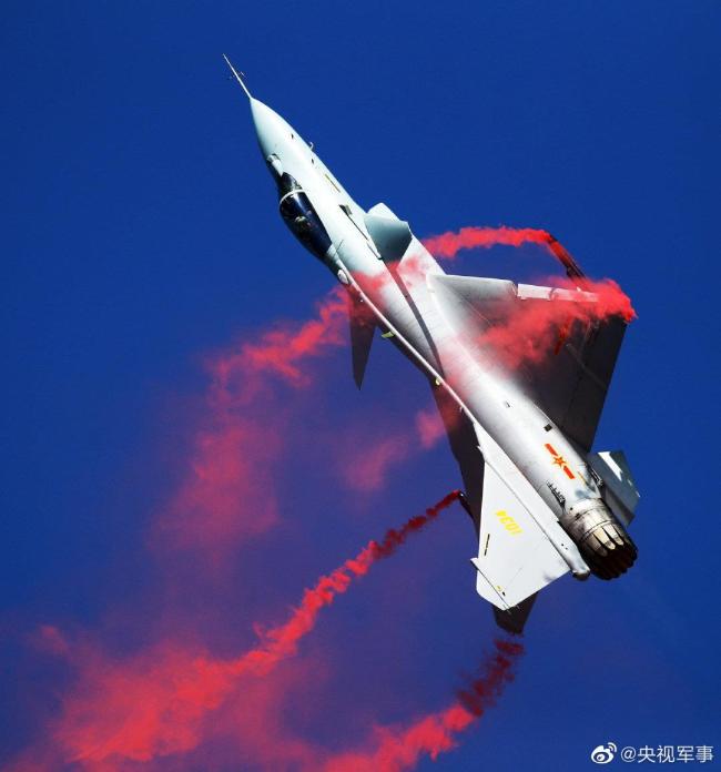 国产战鹰翱翔庆中国航空工业71周年