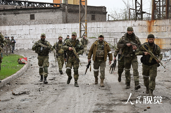 当地时间2022年4月17日，乌克兰马里乌波尔，俄罗斯部队在当地执行特别军事行动。