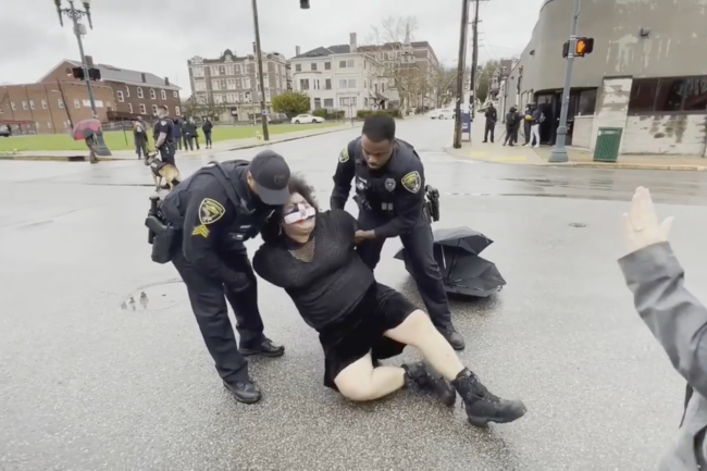 美国黑人警察拳打“黑人的命也是命”女抗议者