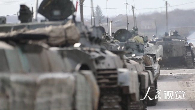 俄罗斯军备穿过乌克兰哈尔科夫地区 民众路边挥手