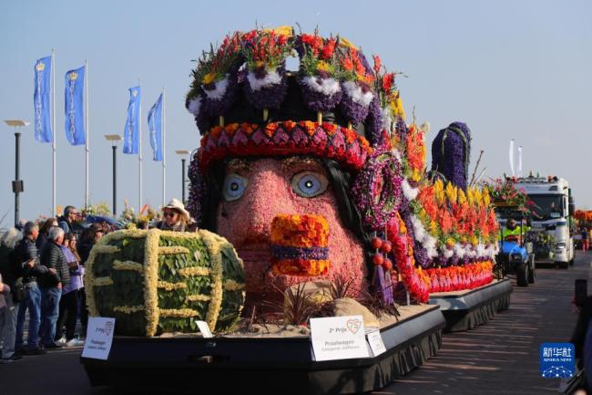 荷兰举行大型花车巡游庆典