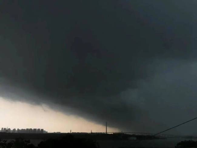 上海大风暴雨3名大白被刮跑?保安发声:听说三人受伤