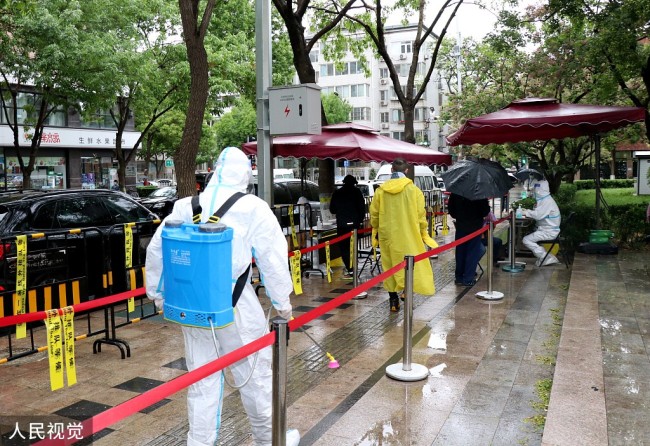 北京迎小雨天气 市民雨中有序核酸检测
