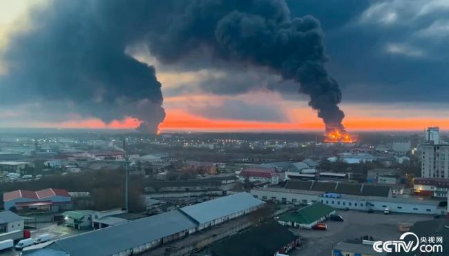 俄罗斯布良斯克一处石油基地发生火灾