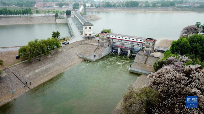 　4月28日，山东省德州市四女寺枢纽南运河节制闸开启，对京杭大运河全线贯通补水（无人机照片）。