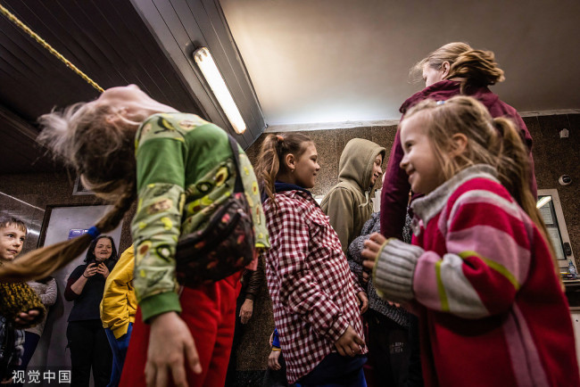 当地时间2022年4月21日，乌克兰东部城市哈尔科夫，当地剧团的演员们为居住在地铁站里避难的儿童表演话剧。