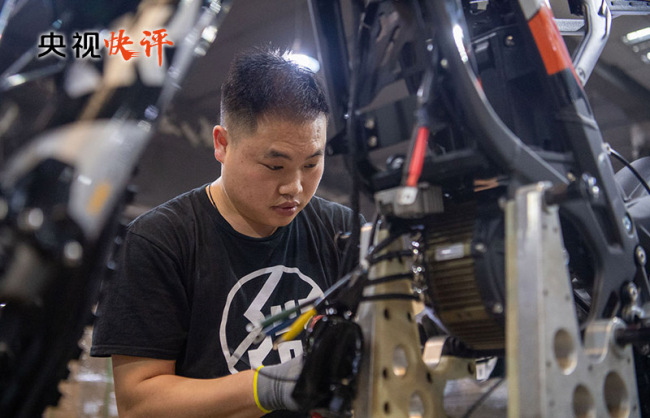 【央视快评】大力弘扬劳模精神 劳动精神 工匠精神