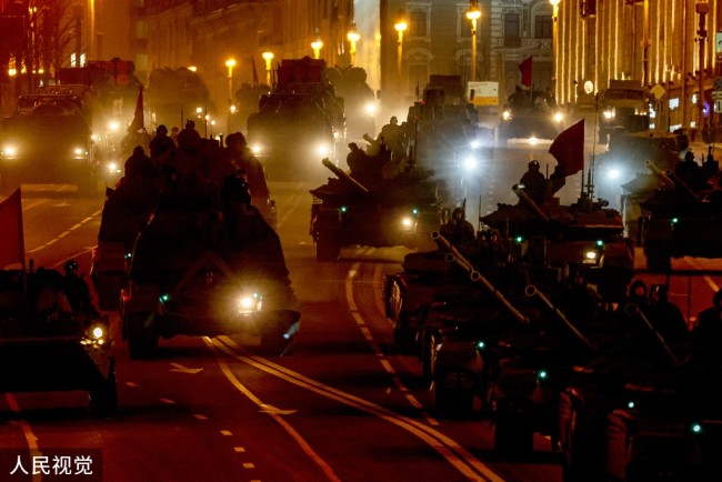 俄罗斯举行红场阅兵 首次带军事装备夜间彩排
