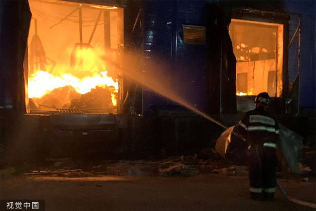 当地时间2022年5月3日，俄罗斯莫斯科，莫斯科东部的Bogorodsky市，消防队员正在一座起火的印刷仓库的救火。