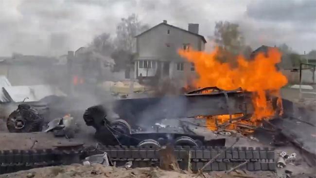 俄军发布摧毁乌军装备画面：装甲车只剩骨架 遍地武器残骸