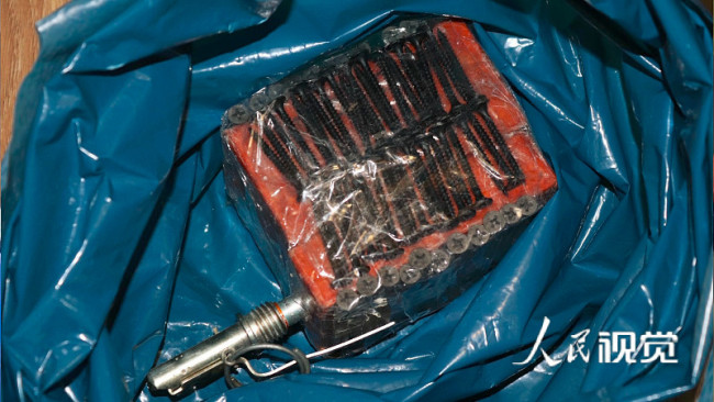 图为简易爆炸装置.