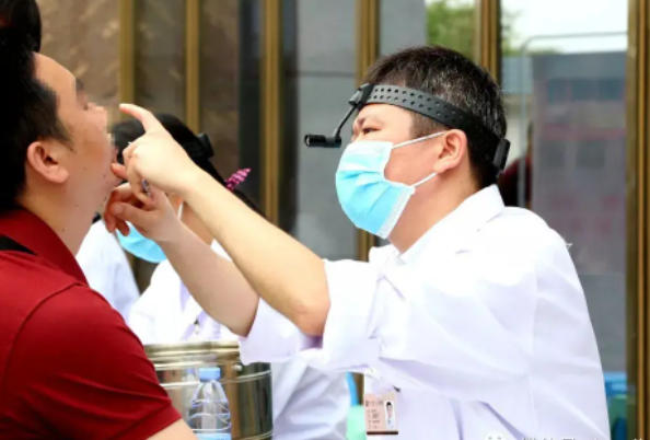 专家提醒盐水洗鼻子或可预防新冠
