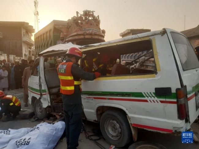 巴基斯坦翻斗车与客车相撞致12人死亡