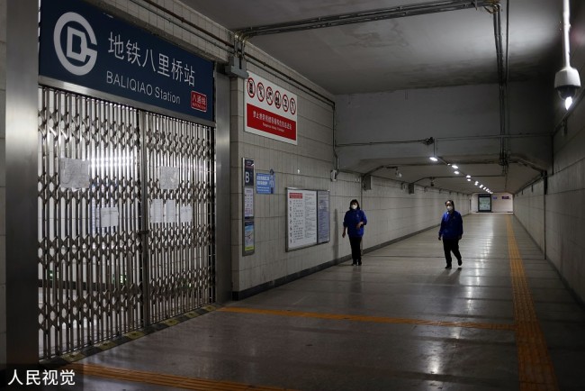 2022年5月13日，北京部分地鐵站、公交站采取封閉措施。地鐵八裏橋站。