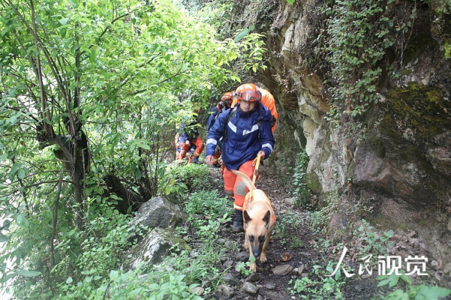2022年5月14日，雲南省大理州森林消防支隊隊員上山搜救失聯人員。