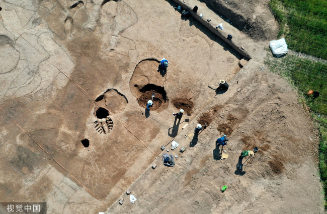 2022年5月16日，考古人員在山西省臨汾市襄汾縣陶寺遺址宮城區考古發掘作業。