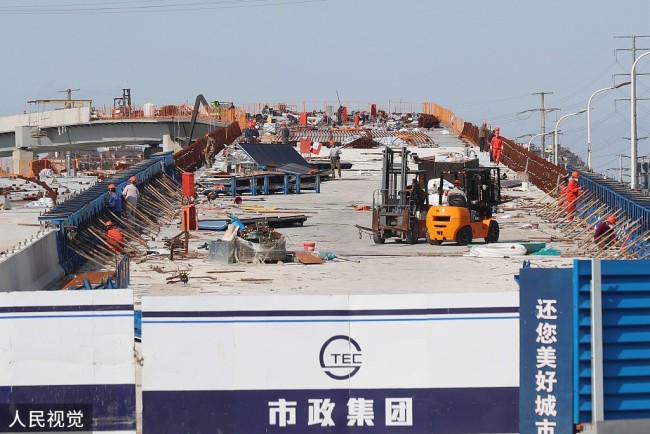 2022年5月21日，上海浦东新区杨高中路（中环立交-金海路）改建工程进入“重启”模式，工人、机械恢复往日的忙碌景象。 中新社记者 张亨伟 摄