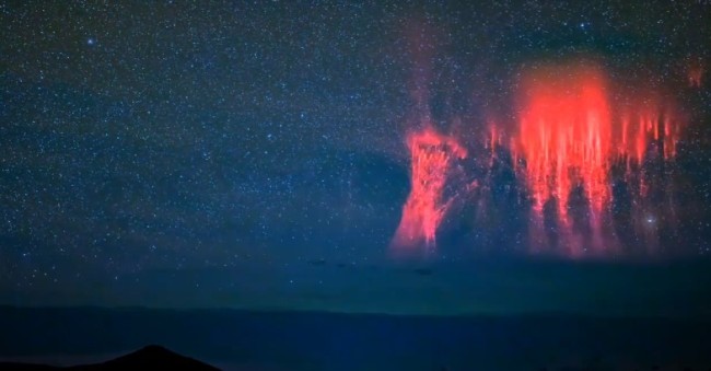 喜马拉雅山脉爆发红色精灵闪电 网友：就像宇宙极致浪漫的烟花秀