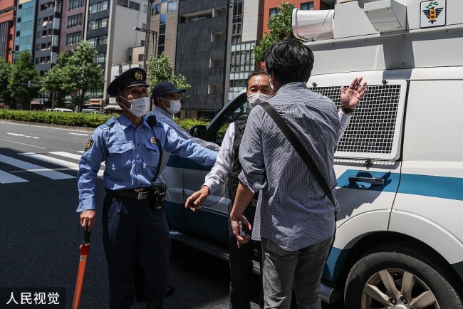 当地时间2022年5月24日，日本东京，日本民众举行集会和示威游行反对拜登访日和美日印澳“四边机制”峰会。日本警方和抗议者起冲突。