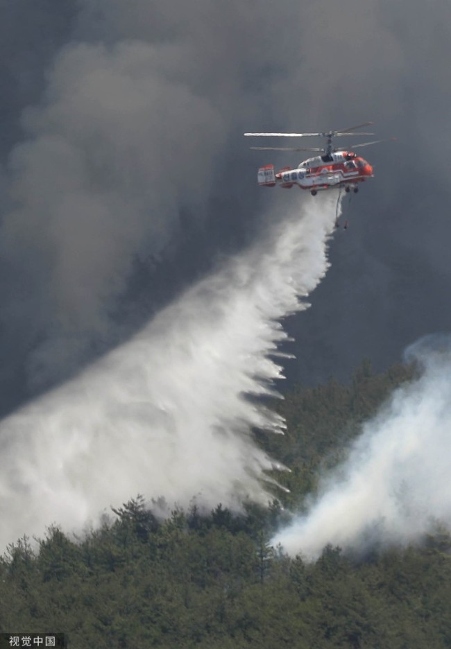 韩国庆尚南道发生山火 直升机参与救援