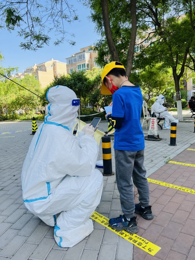 穿上防护服，社会工作者变身各种角色