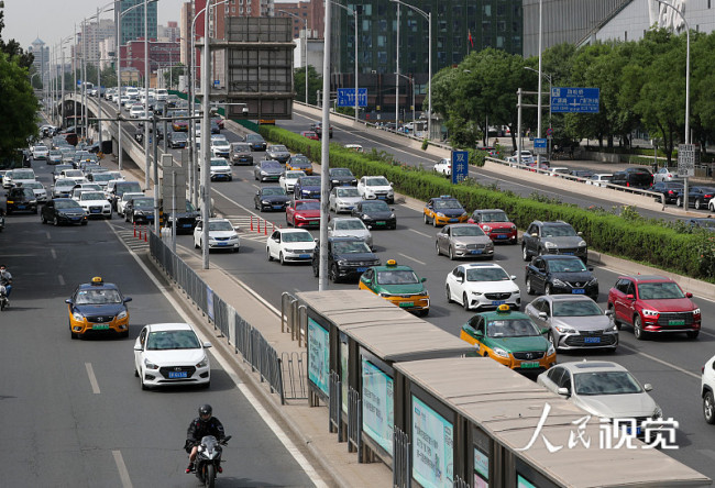 2022年5月31日，北京市朝阳区东三环路上出行车量增多。 中新社记者 贾天勇 摄
