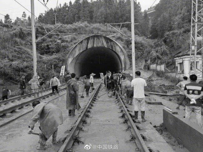 D2809次列车殉职司机5秒内紧急制动避免了更多伤亡