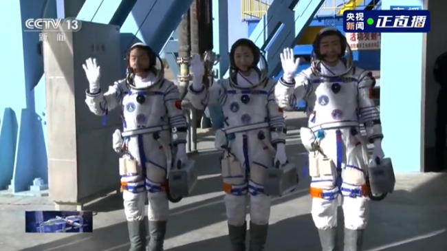 三名航天员竖大拇指说“北京见!”，期待凯旋！