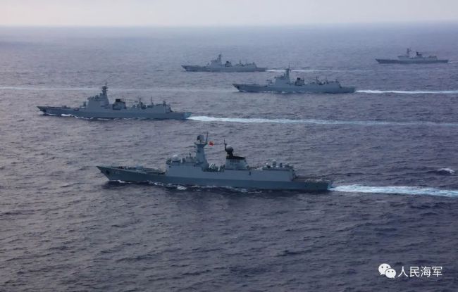 人民海军硬核赛龙舟 追求的不止是速度还有炮火争鸣