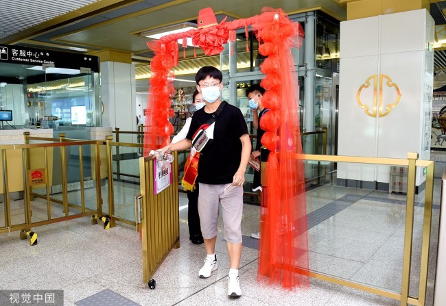洛阳地铁为高考考生打造“状元门”免费乘车通道