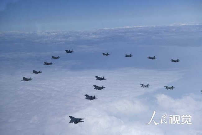 韩美20架战机携弹飞行，回应朝鲜发射8枚导弹。
