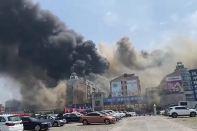杭州一市场起火有人受伤 浓烟漫天 救援工作正在进行