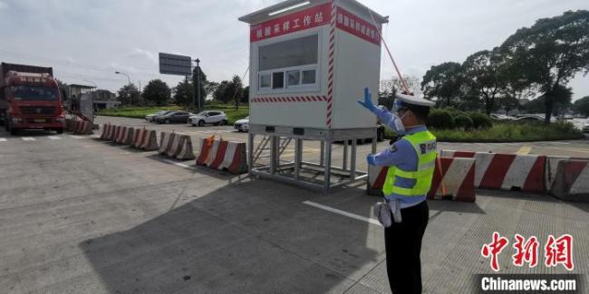 为提高采样效率，采样站高度特别设计为2.73米，医护工作人员坐于其中的高度恰好位于驾驶员头部附近。　上海警方供图