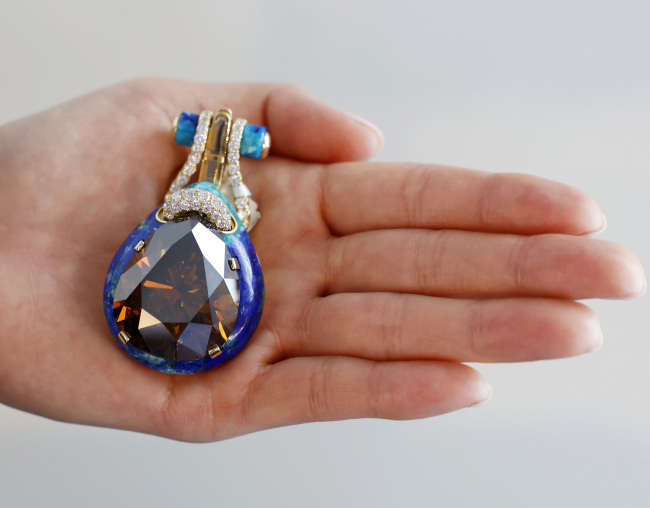 纽约苏富比拍卖行展出2颗超100克拉钻石