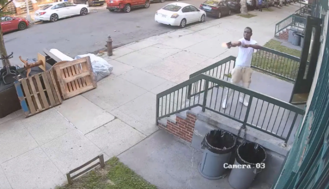 美国黑人男子在空旷街头肆意开枪 监控视频曝光