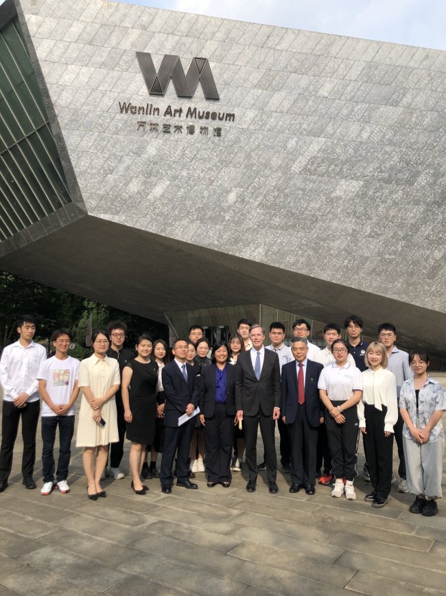 美国驻华大使乘坐“复兴号”：令人赞叹
