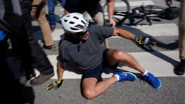 拜登在老家特拉华州骑自行车意外摔跤