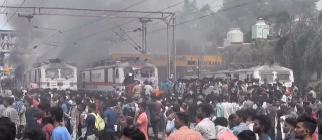 不满征兵改革，印度年轻人烧火车